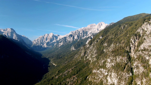 原始、壮观的岩石山脉/无人机拍摄的Triglav国家公园视频素材