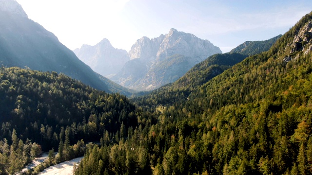 空中美丽的绿色山谷与周围的山脉。特里格拉夫国家公园，斯洛文尼亚视频素材