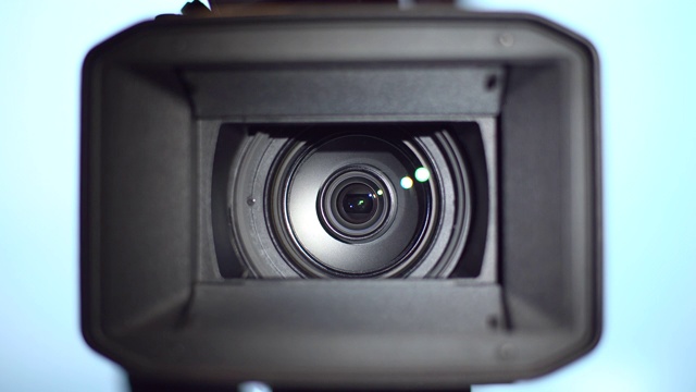 专业摄像机。平移和缩放视频摄像机镜头视频素材