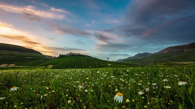 日落时田园诗般的山草地，卡斯特鲁奇奥，翁布里亚，意大利视频素材