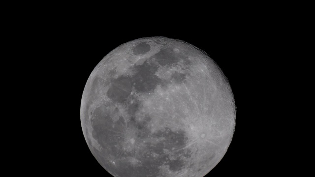 一轮超级满月在漆黑的天空中升起视频下载