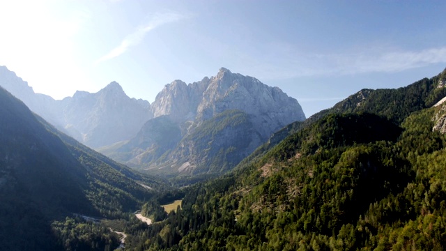 一个美丽的绿色山谷和周围的山脉/ aeral - triglav国家公园，斯洛文尼亚视频素材