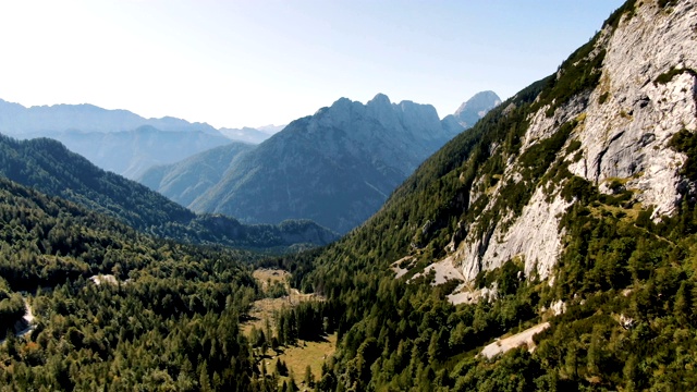 山谷与山脉/ Aerial-Triglav国家公园，斯洛文尼亚视频素材