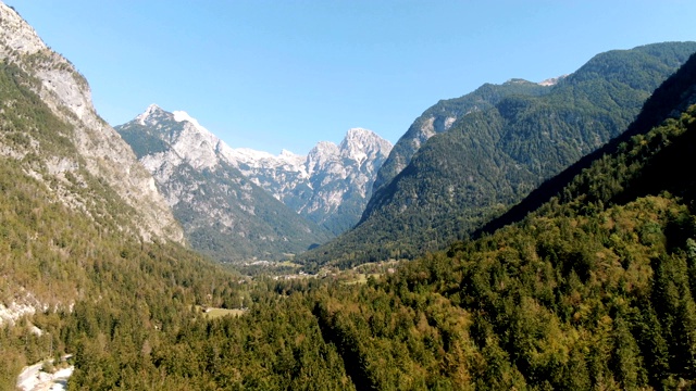 航拍一个美丽的绿色山谷与周围的山脉。特里格拉夫国家公园，斯洛文尼亚视频素材