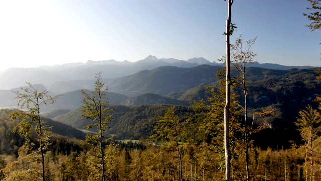 航拍一个美丽的山谷与周围的山脉。特里格拉夫国家公园，斯洛文尼亚视频素材
