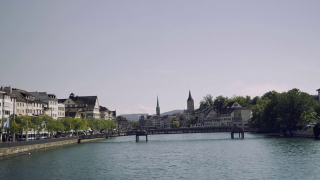 瑞士苏黎世，历史悠久的市中心，利马特河上著名的弗劳姆蒙斯特教堂，阳光明媚，天空湛蓝视频下载