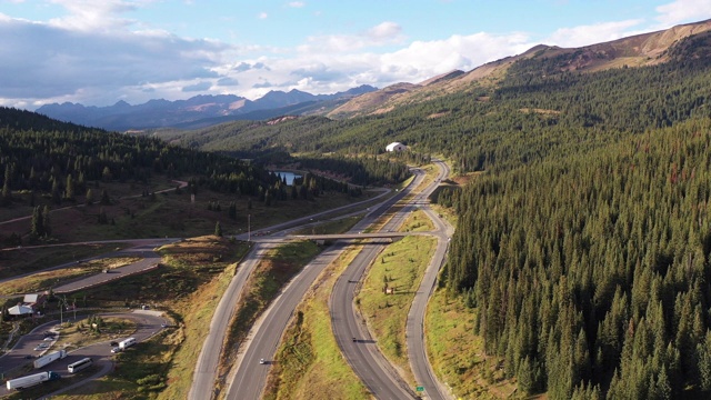 科罗拉多高速公路在黄金时间与森林和山脉航拍视频下载
