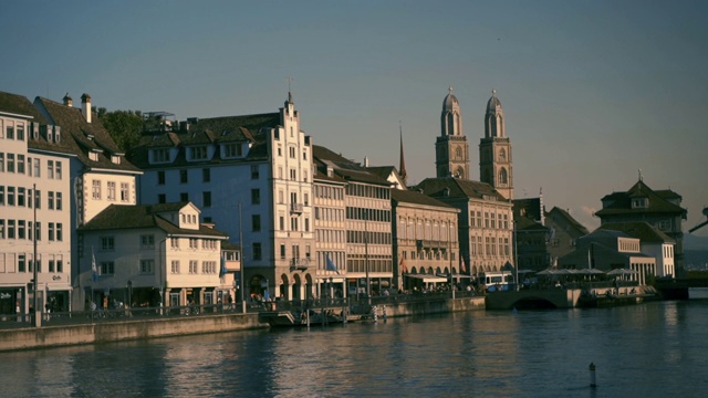 在瑞士苏黎世的一个阳光明媚的夏日，从Grossmunster教堂可以看到历史悠久的苏黎世市中心，著名的Fraumunster教堂和苏黎世湖的Limmat河视频下载