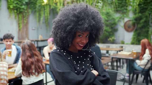 迷人的非洲女人与非洲发型在酒吧视频下载