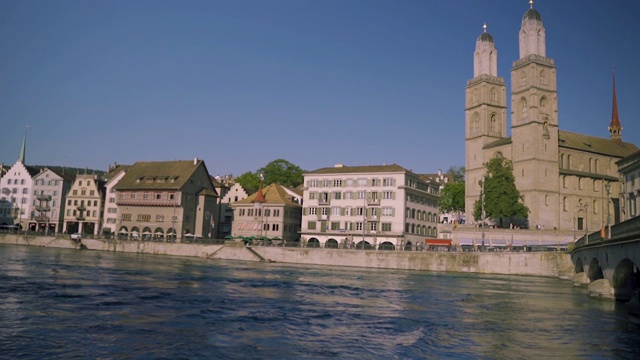 苏黎世著名的弗劳姆蒙斯特教堂和利马特河上的天鹅。这是瑞士苏黎世州一个晴朗的日子，天空湛蓝视频下载