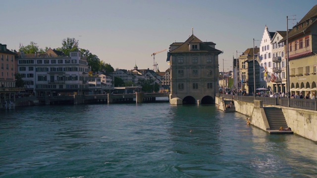 在瑞士苏黎世的一个阳光明媚的夏日，从Grossmunster教堂可以看到历史悠久的苏黎世市中心，著名的Fraumunster教堂和苏黎世湖的Limmat河视频下载