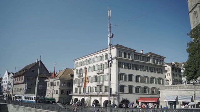 瑞士苏黎世，历史悠久的市中心，利马特河上著名的弗劳姆蒙斯特教堂，阳光明媚，天空湛蓝视频下载