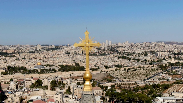 以色列耶路撒冷阿图尔的俄罗斯东正教修道院的橄榄山鸟瞰图视频下载