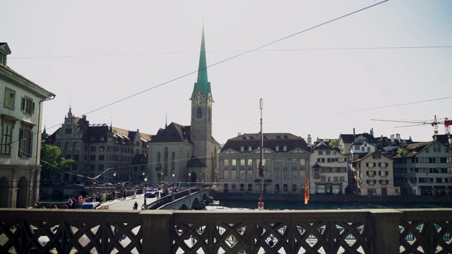 苏黎世著名的弗劳姆蒙斯特教堂和利马特河上的天鹅。这是瑞士苏黎世州一个晴朗的日子，天空湛蓝视频下载