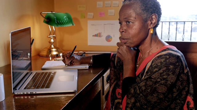 成熟的非洲裔美国小企业主在她的家庭办公室工作视频素材