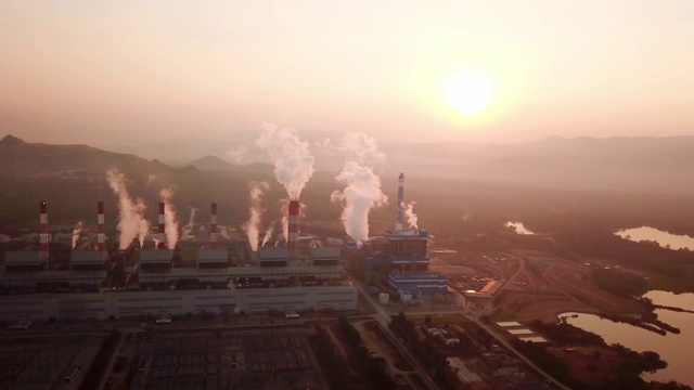 航拍煤电厂，日落时分视频素材