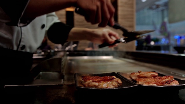 新鲜烹饪。铁板烧日本料理日本厨师烹饪的肉与蔬菜烧烤，在传统的日本食物柴町铁板烧风格。视频素材