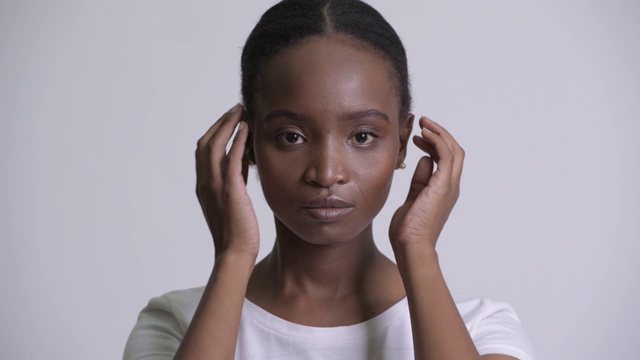 年轻美丽的非洲女人的脸视频素材