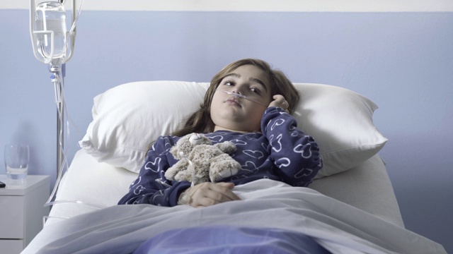 年轻的病人躺在医院的病床上视频素材