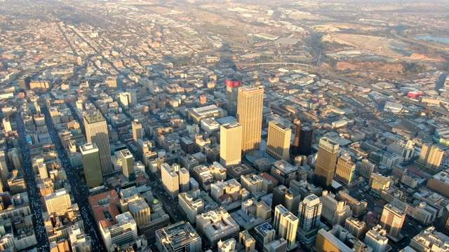约翰内斯堡市中心鸟瞰图与城市中心天际线视频素材