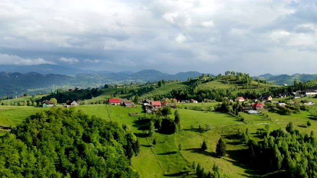 罗马尼亚，特兰西瓦尼亚，喀尔巴阡山脉，散落着房屋和云杉的乡村视频下载