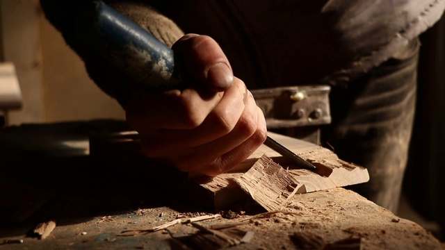 木匠在木头上工作视频下载