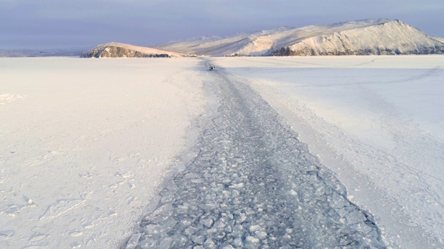 贝加尔湖冰面上的破冰船。蓝天和白雪。美丽的冬天Landscap视频素材