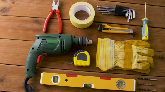 不同的工作工具在木板上视频下载