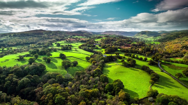 航拍:英国威尔士的田园风光视频下载
