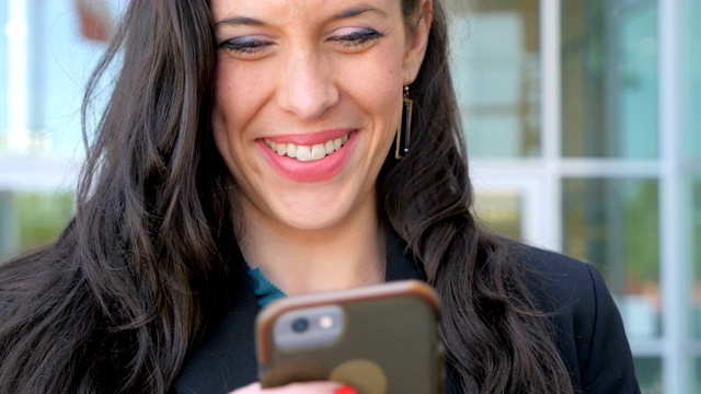 成功的千禧女商人微笑着在外面读电子邮件视频素材