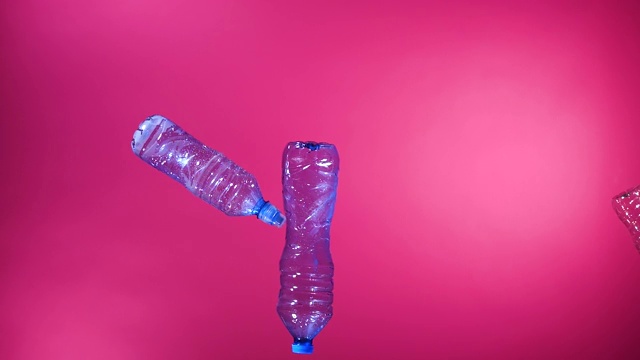 粉色背景的塑料瓶和塑料杯视频素材
