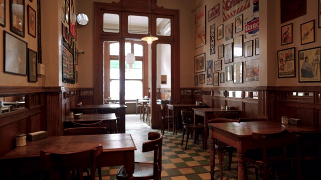 布宜诺斯艾利斯传统咖啡店的内部装饰视频素材
