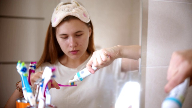 一个年轻的女人在刷牙膏视频素材