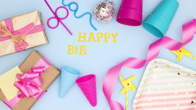 生日快乐标题和礼物和派对装饰在蓝色背景-停止运动视频下载