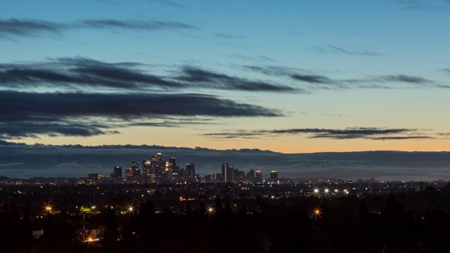 日出时的洛杉矶市区天际线与云海时光流逝视频素材
