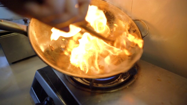 用火煎锅(锅)做亚洲料理视频素材