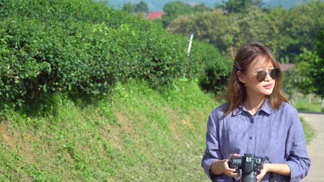 4K年轻的亚洲女性用数码相机拍摄大自然视频素材