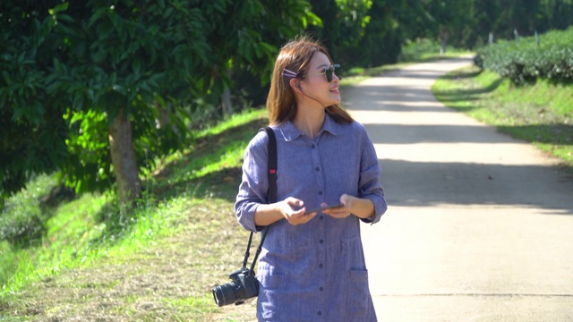 年轻的亚洲女性用智能手机拍自然照片视频素材
