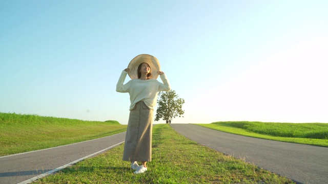 4K年轻的亚洲女人在公园里漫步视频素材