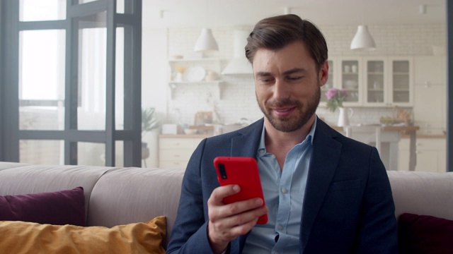 微笑的商人在家里看电话留言。人上网。视频素材