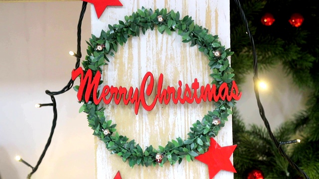 快乐的圣诞装饰品。新年冷杉树装饰和照明。圣诞树装饰背景。视频素材