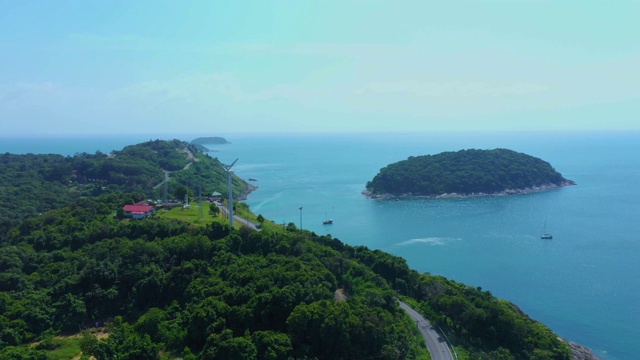 鸟瞰图的风力涡轮机在巴东海滩与蓝色的绿松石。普吉岛视频素材