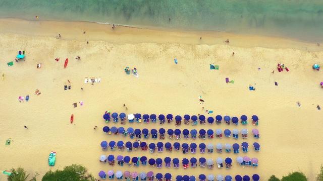 巴东海滩是普吉岛一个非常著名的旅游目的地，4k鸟瞰无人机从上到下美丽的海滩视频素材