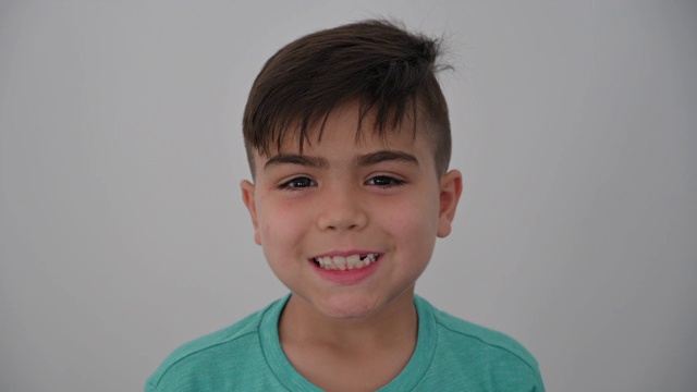 微笑的西班牙男孩的肖像视频下载