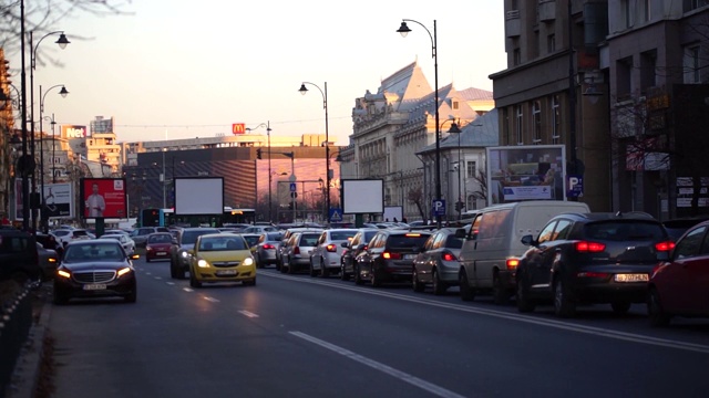 2020年，罗马尼亚首都布加勒斯特，交通高峰时段，车辆在红灯前停下视频素材