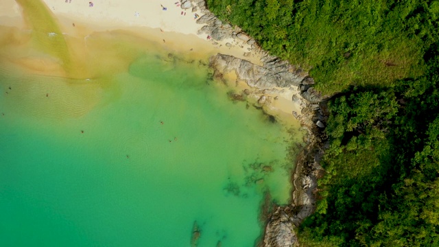 巴东海滩是普吉岛一个非常著名的旅游目的地，4k鸟瞰无人机从上到下美丽的海滩视频素材