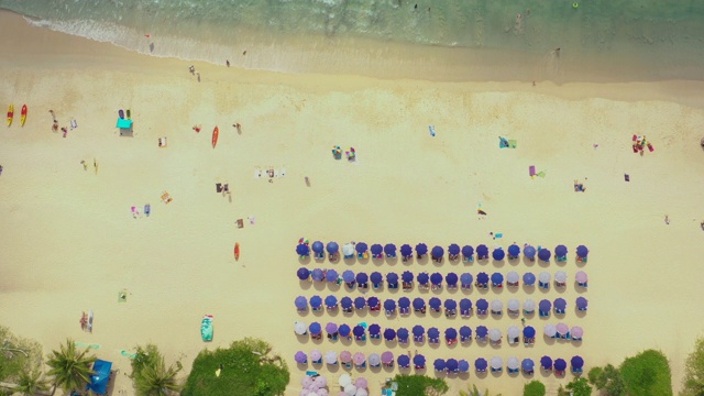 无人机无人机俯瞰科特诺伊海滩，阳光明媚的热带天堂岛上的白色沙滩，碧蓝的天空，海水，大海。普吉岛视频素材
