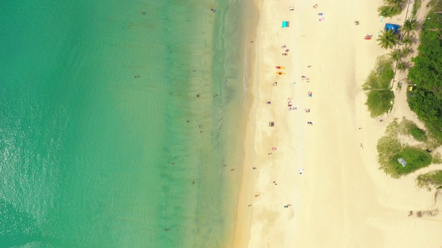 无人机无人机俯瞰科特诺伊海滩，阳光明媚的热带天堂岛上的白色沙滩，碧蓝的天空，海水，大海。普吉岛视频素材