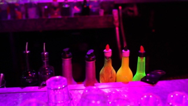 多色瓶子的特写站在吧台上。视频下载