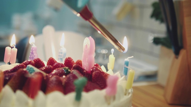在生日蛋糕上点燃蜡烛视频素材